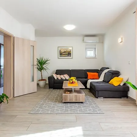 Apartman Chubi 2br Parking Terrace Bbq Vegetable Garden